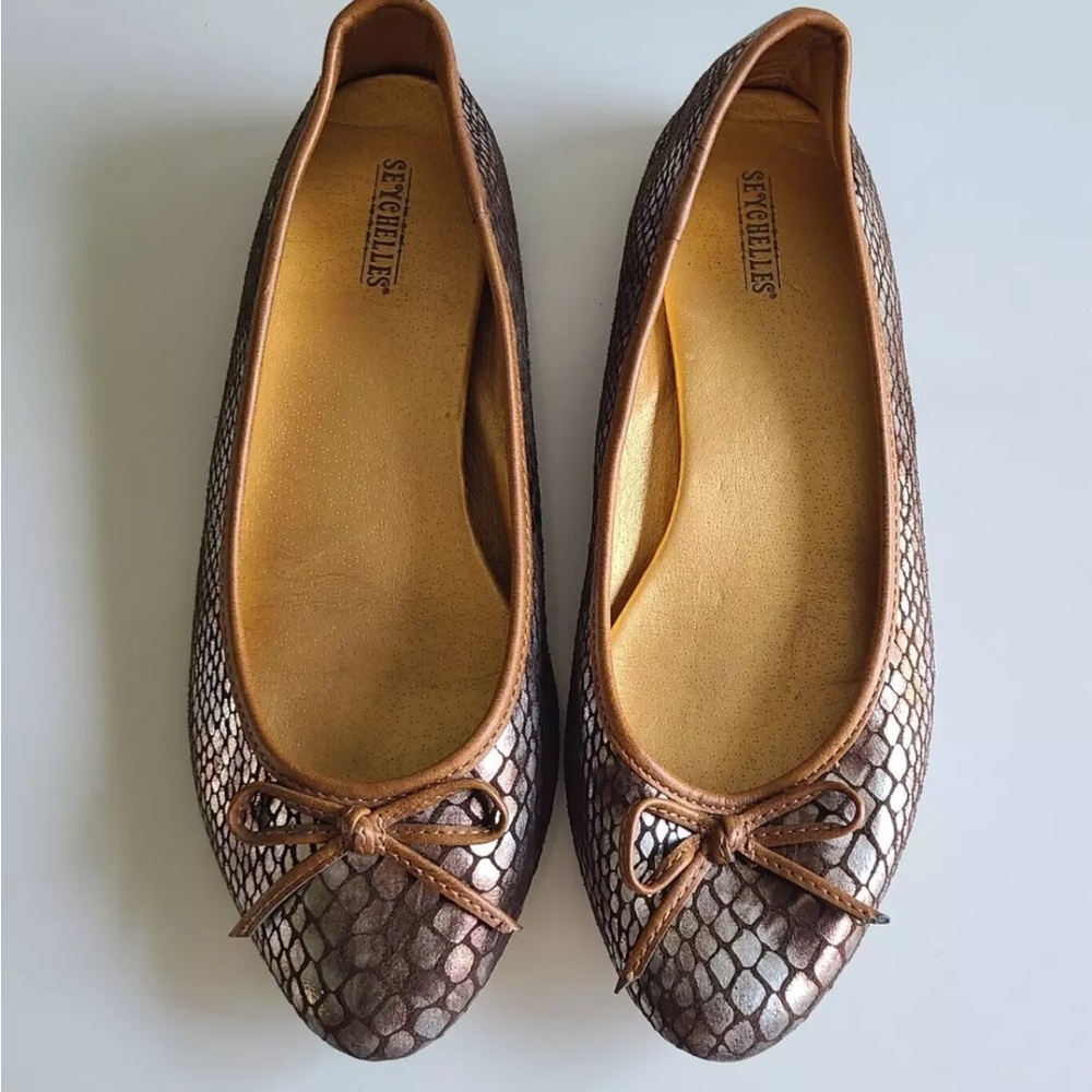 Seychelles Women's Ballet Flat 8.5M Silver Metallic Camel Brown Round Toe Bow